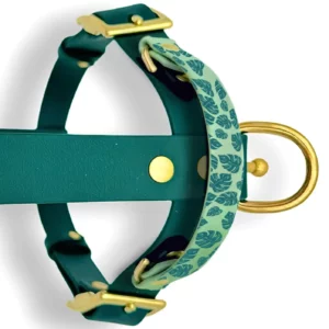 Harnais en biothane bicolore avec motifs feuillage placés sur la poignée.